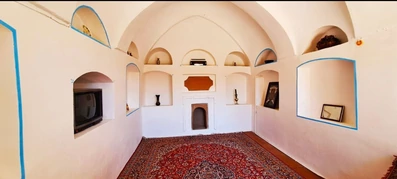 اتاق کف خواب اقامتگاه بومگردی خانه مادری نجف آباد با المان های سنتی و سقف گنبدی